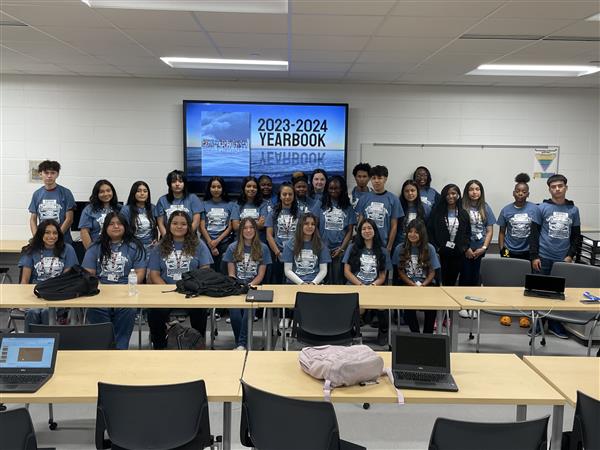 2021-2022 Yearbook Staff